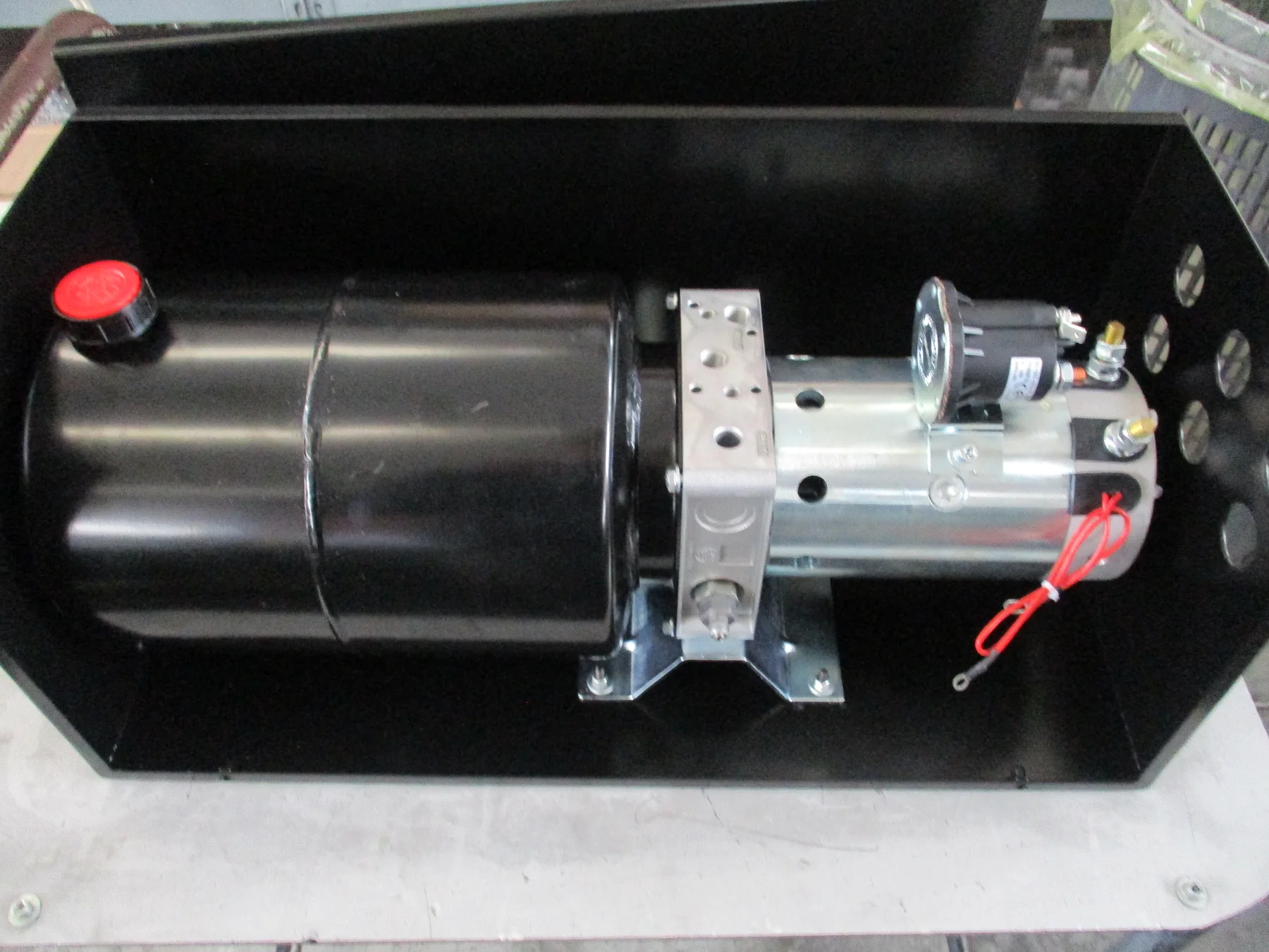 Centrale oleodinamica custom con serbatoio orizzontale e motore DC